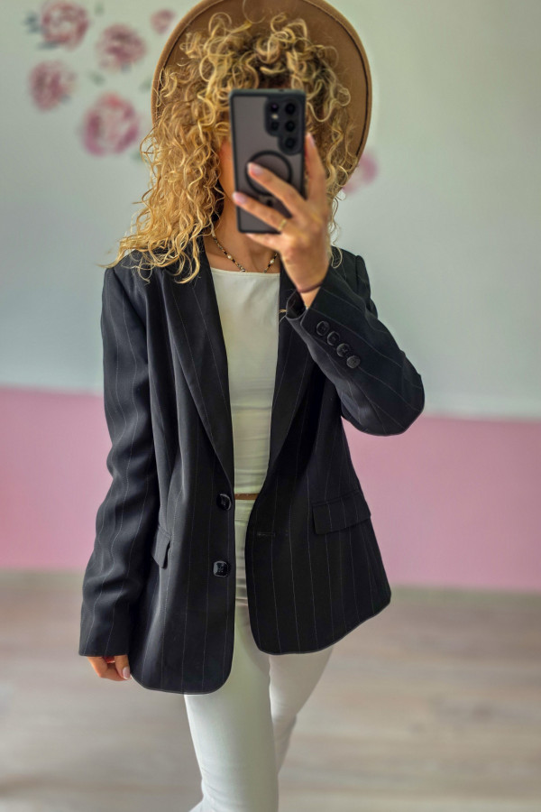 Marynarka damska czarna w paski – elegancja w nowoczesnym stylu 3