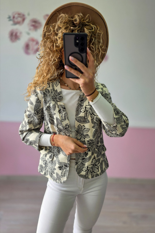 Żakiet w kwiaty – elegancja z charakterem