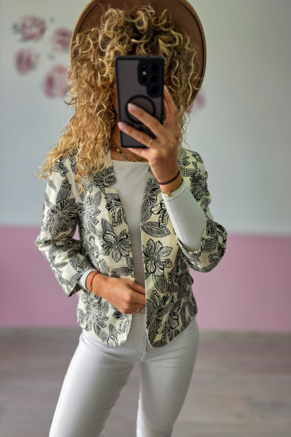 Żakiet w kwiaty – elegancja z charakterem 1