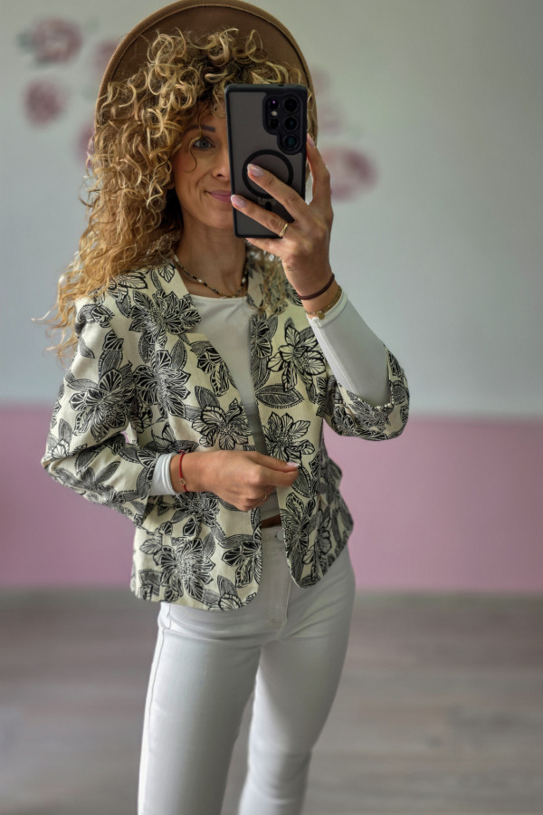 Żakiet w kwiaty – elegancja z charakterem 2