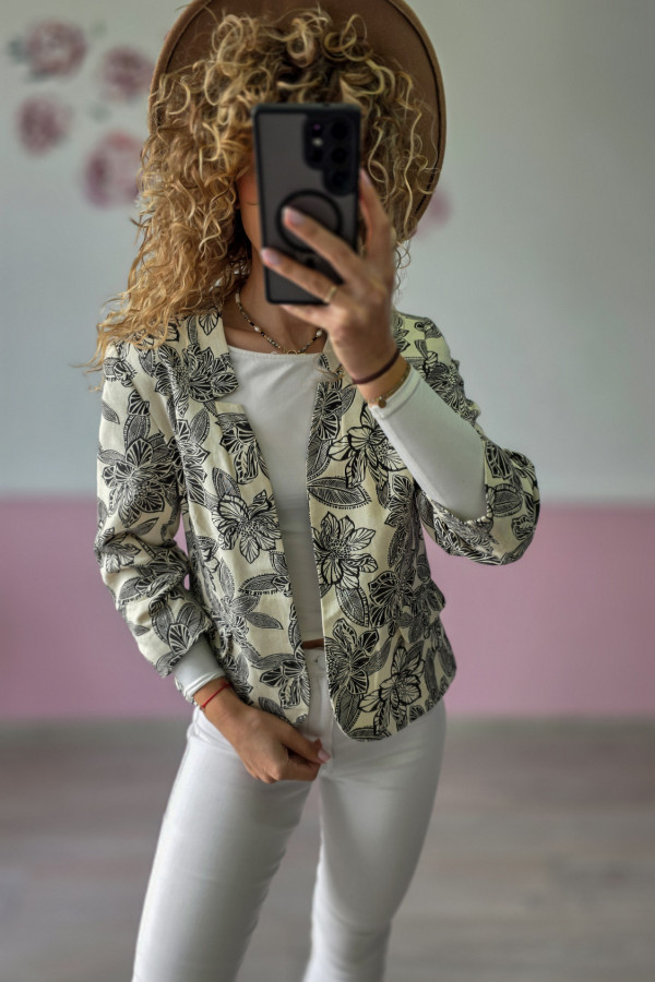 Żakiet w kwiaty – elegancja z charakterem 4
