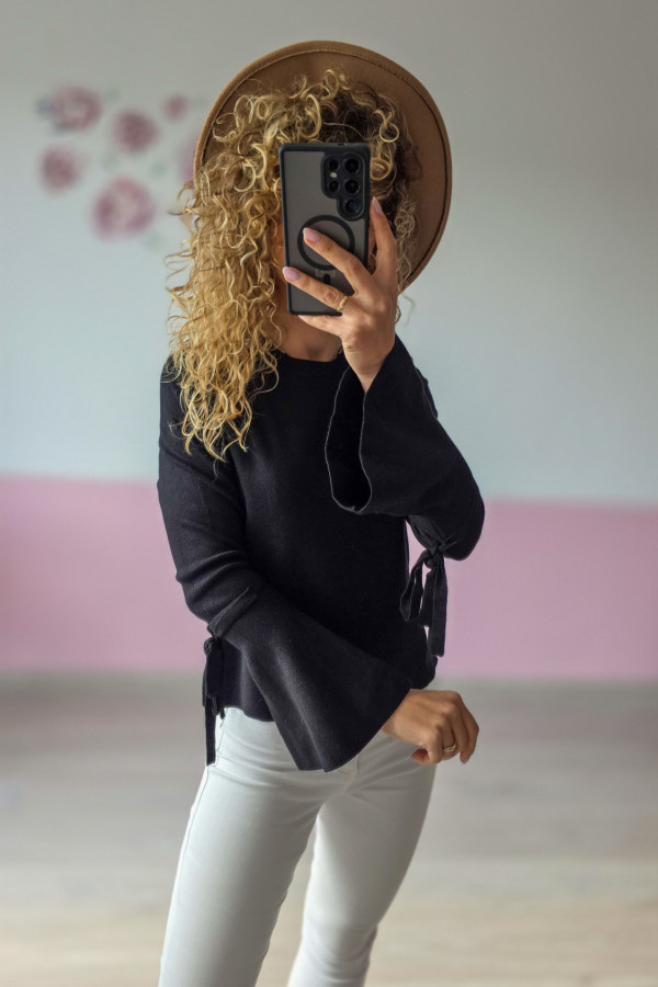 Sweter damski czarny z wiązaniami – elegancki i modny 1