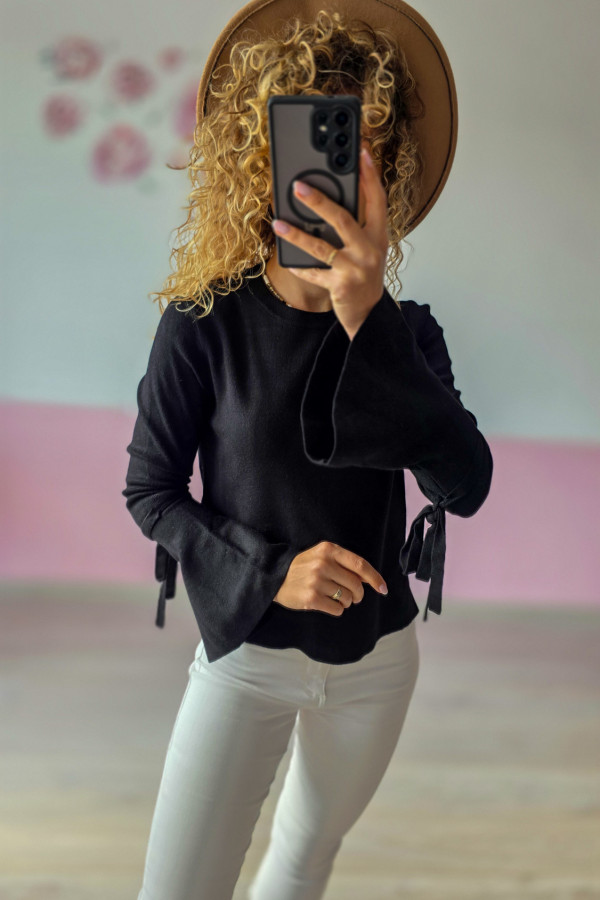 Sweter damski czarny z wiązaniami – elegancki i modny