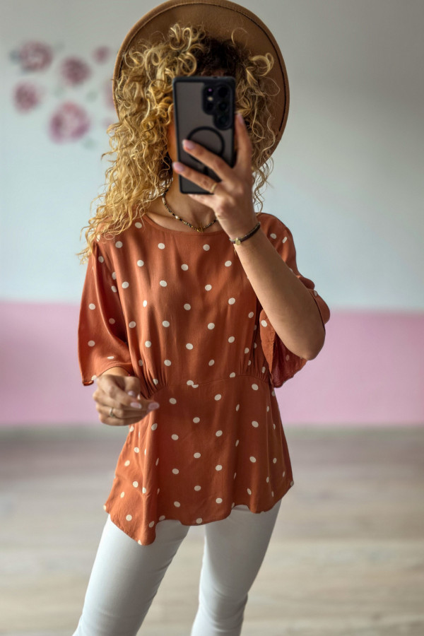 Bluzka damska w grochy – rdzawa, z gumką w talii 1