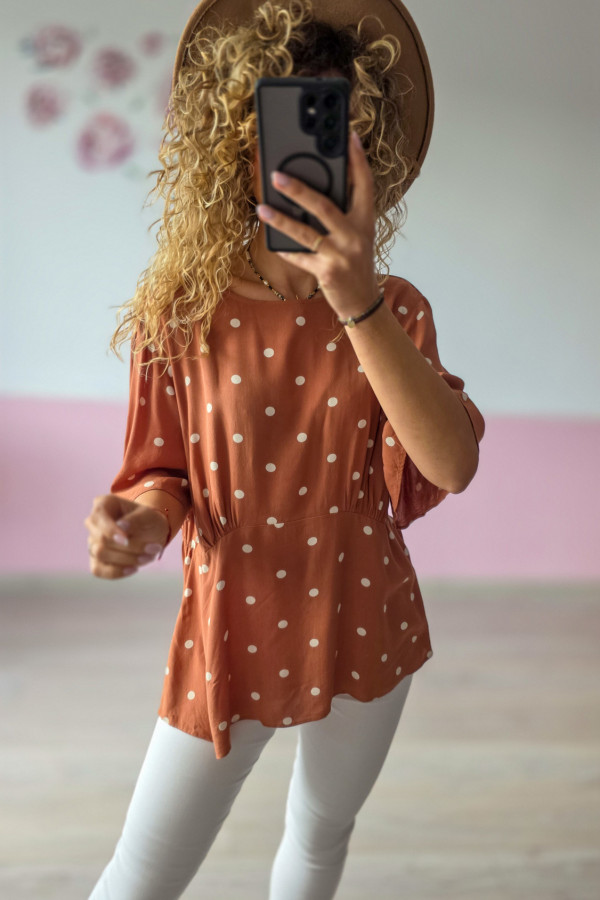Bluzka damska w grochy – rdzawa, z gumką w talii