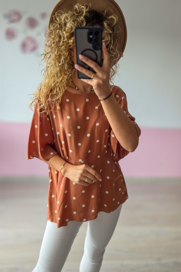 Bluzka damska w grochy – rdzawa, z gumką w talii 2