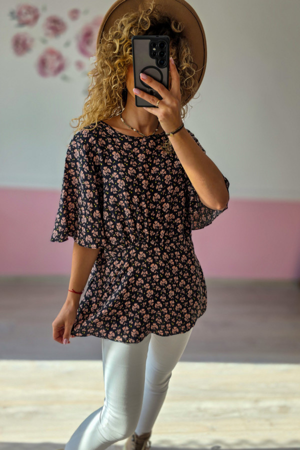 Czarna bluzka w kwiaty z szerokim rękawem 3