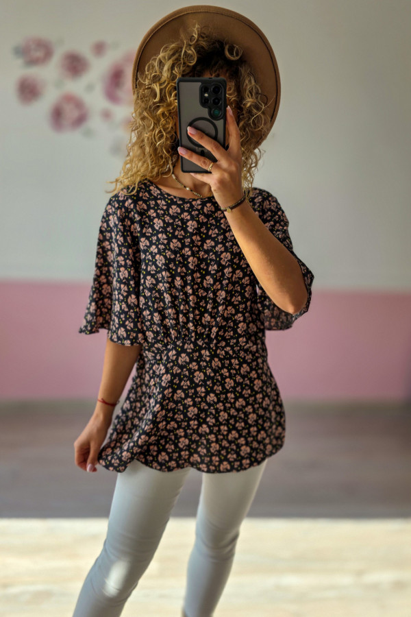 Czarna bluzka w kwiaty z szerokim rękawem 4