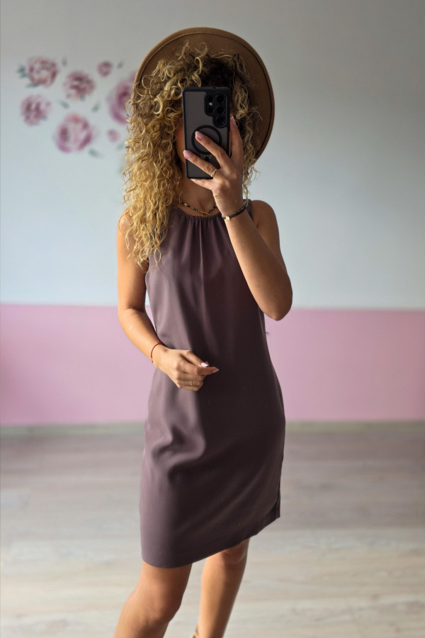 Sukienka cappuccino bez rękawów – elegancka prostota na każdą okazję