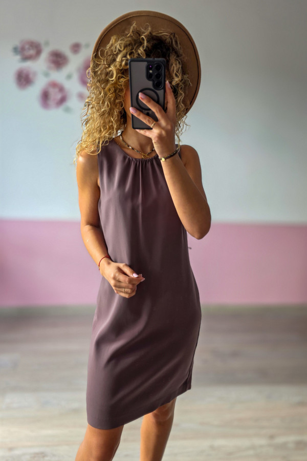 Sukienka cappuccino bez rękawów – elegancka prostota na każdą okazję 2