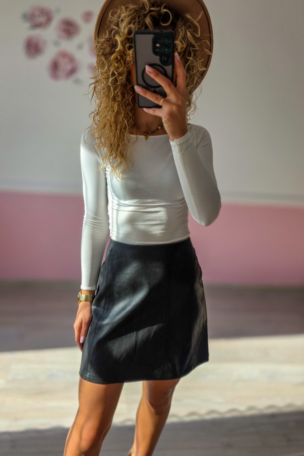 Czarna skórzana spódniczka mini 3