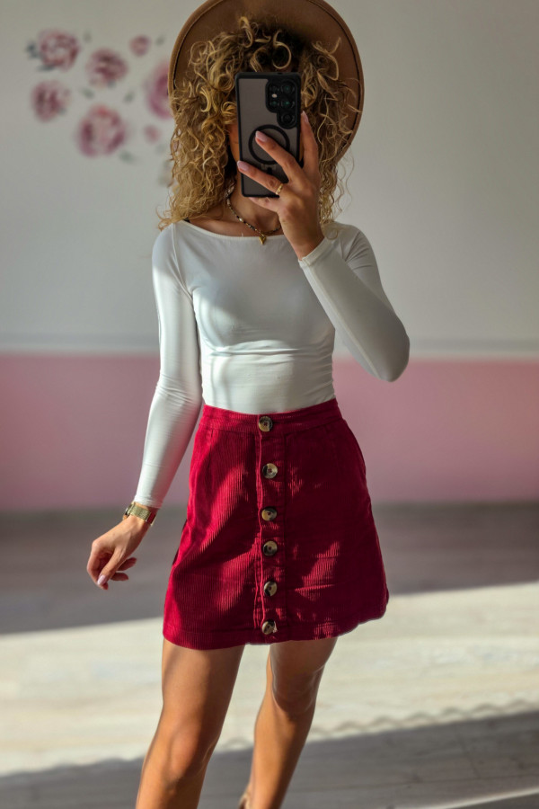 Czerwona sztruksowa spódniczka mini z guzikami 2