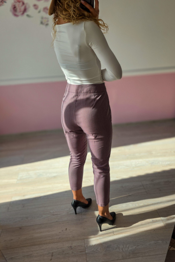 Spodnie w drobną kratkę – eleganckie cygaretki 3