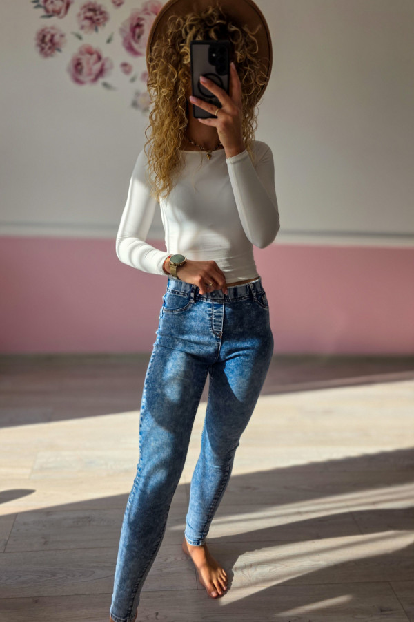 Jeansy z efektem sprania