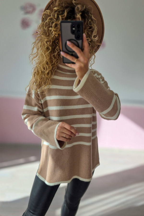 Sweter w paski – beżowo-kremowy z golfem M/L