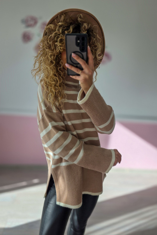 Sweter w paski – beżowo-kremowy z golfem M/L 1