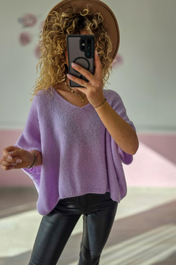 Liliowy sweter oversize z dekoltem V
