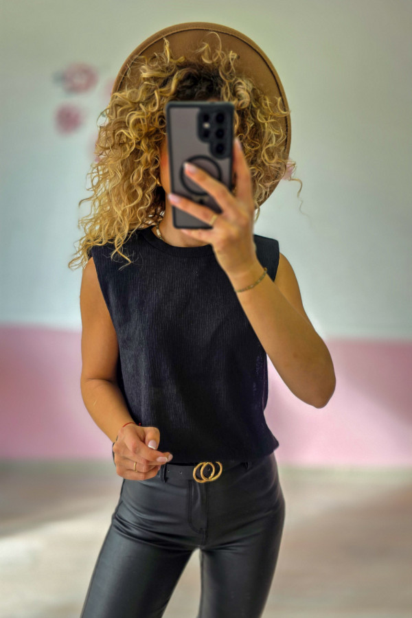 Czarna bluzka bez rękawów – minimalistyczna i elegancka