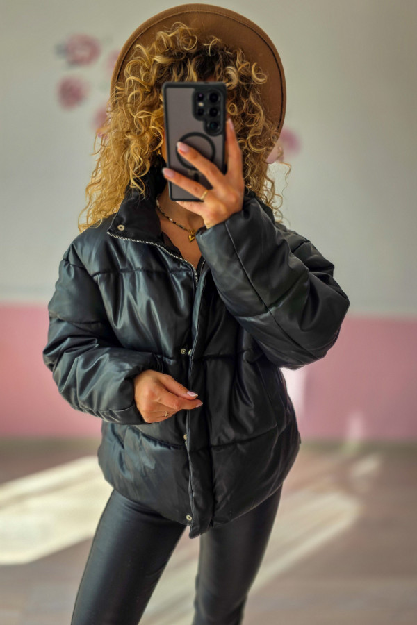 Czarna kurtka puffer ze sztucznej skóry – nowoczesny look i wygoda 4