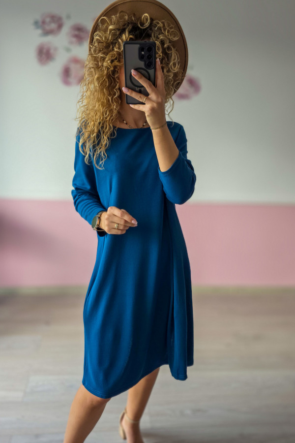 Niebieska sukienka oversize – prostota i wygoda w jednym 2