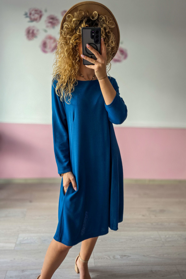 Niebieska sukienka oversize – prostota i wygoda w jednym 1