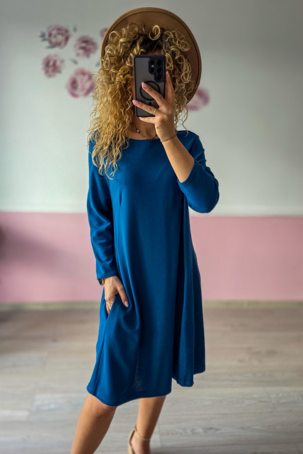 Niebieska sukienka oversize – prostota i wygoda w jednym