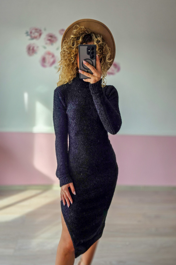 Czarna dopasowana sukienka z połyskiem – elegancja i prostota 5