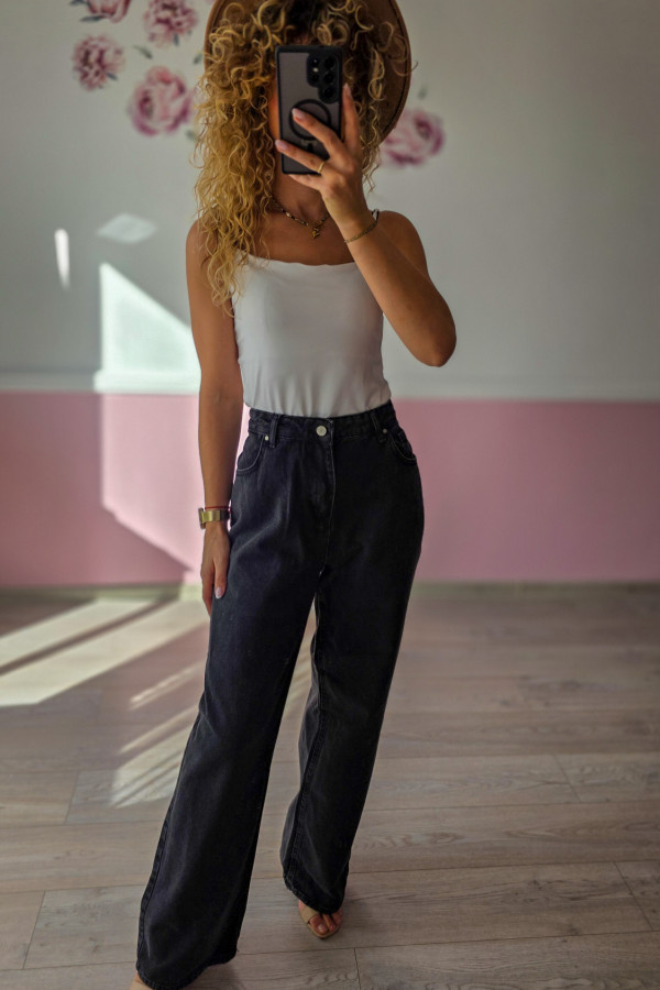Czarne jeansy wide leg – klasyka w luźnym wydaniu