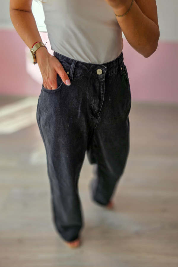 Czarne jeansy wide leg – klasyka w luźnym wydaniu 1