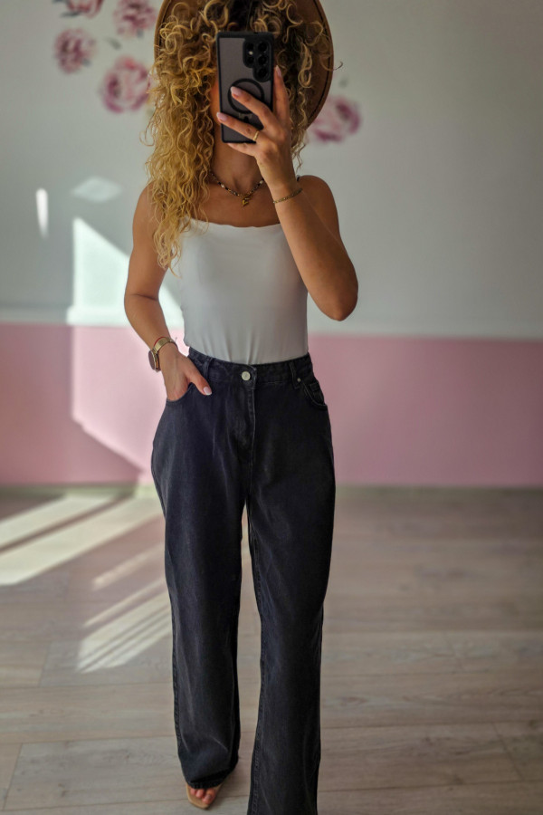 Czarne jeansy wide leg – klasyka w luźnym wydaniu 2