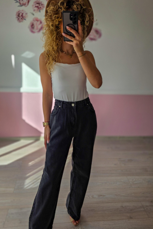 Czarne jeansy wide leg – klasyka w luźnym wydaniu 3