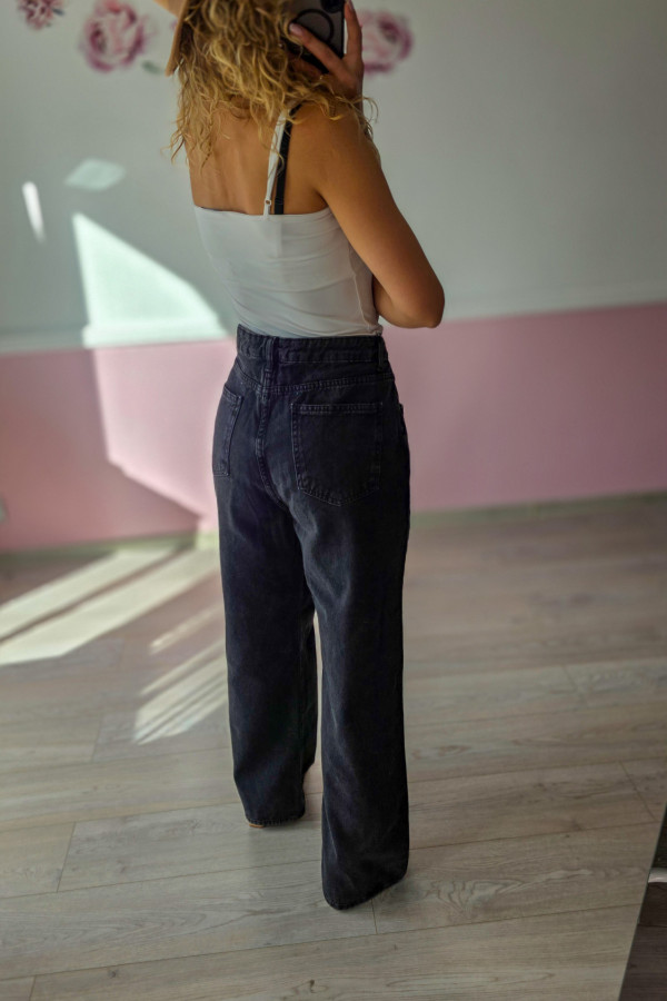 Czarne jeansy wide leg – klasyka w luźnym wydaniu 4