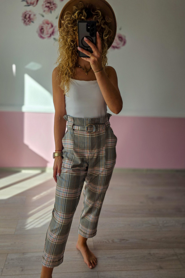 Spodnie w kratkę z paskiem – elegancja z nutą retro