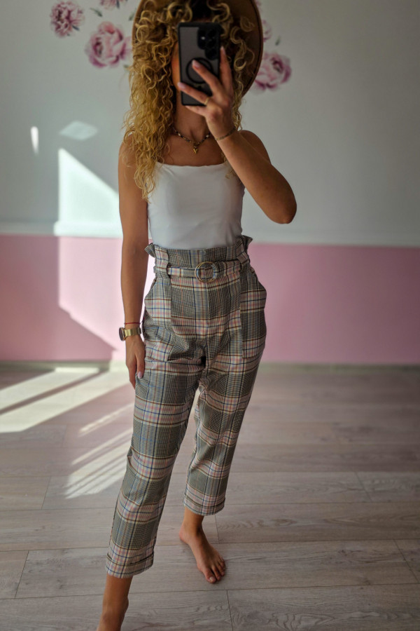 Spodnie w kratkę z paskiem – elegancja z nutą retro 1