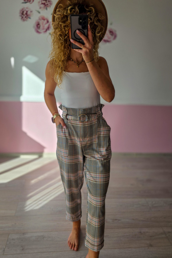 Spodnie w kratkę z paskiem – elegancja z nutą retro 2