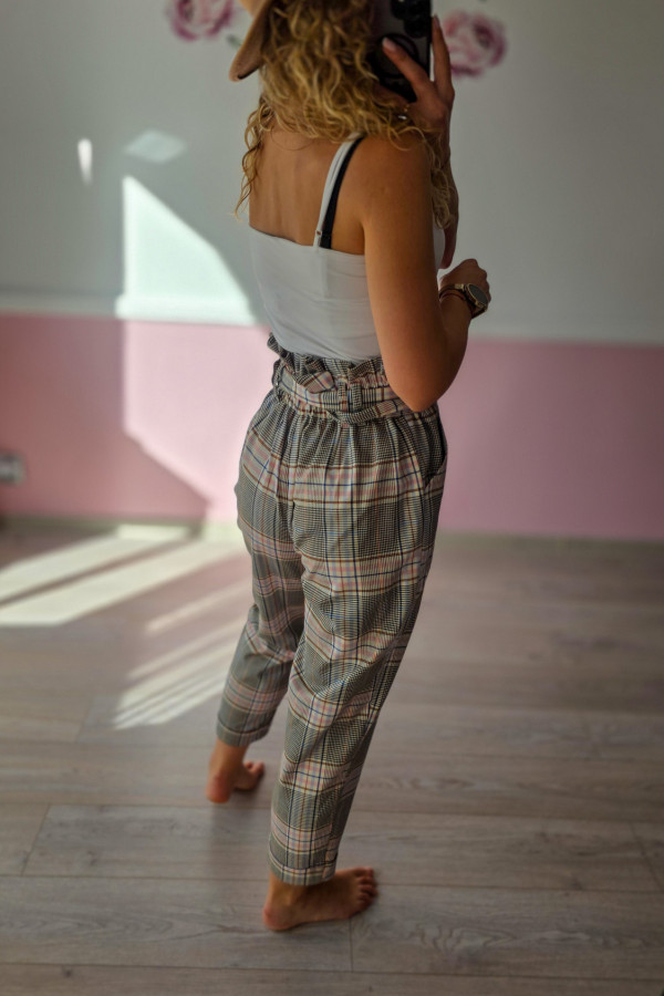 Spodnie w kratkę z paskiem – elegancja z nutą retro 4