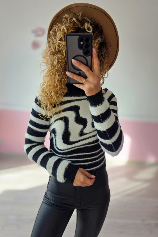 Sweter damski w czarno-białe wzory