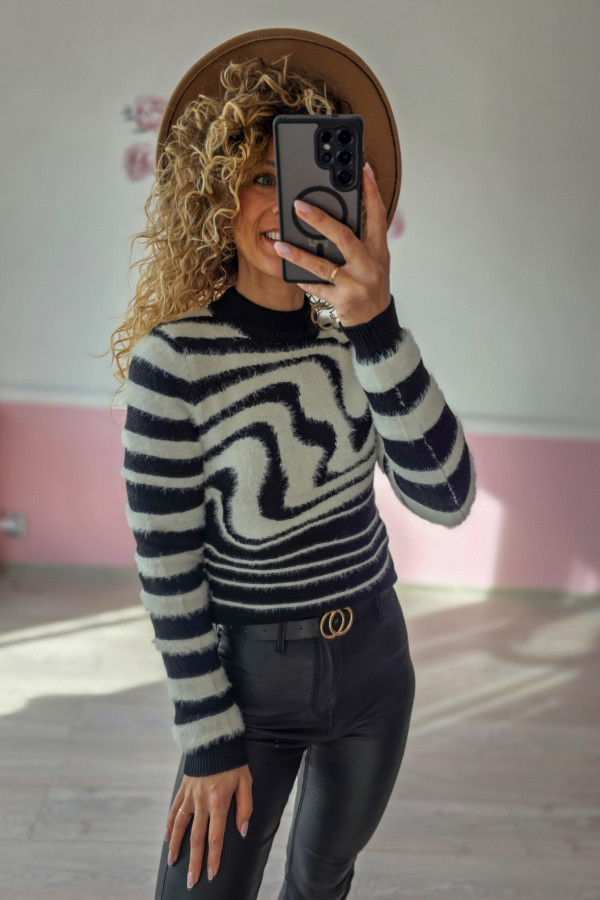 Sweter damski w czarno-białe wzory 1