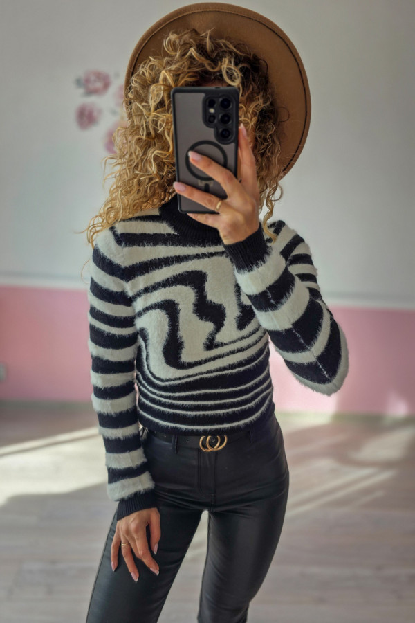 Sweter damski w czarno-białe wzory 2