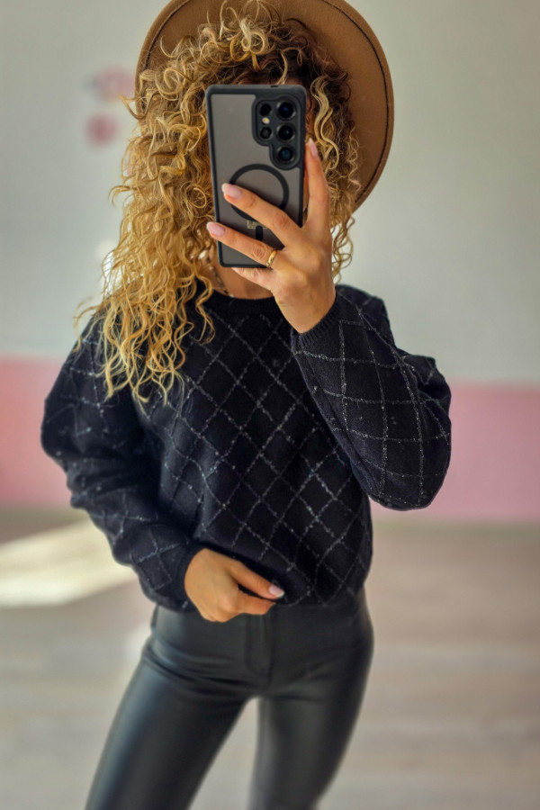 Czarny sweter damski w romby