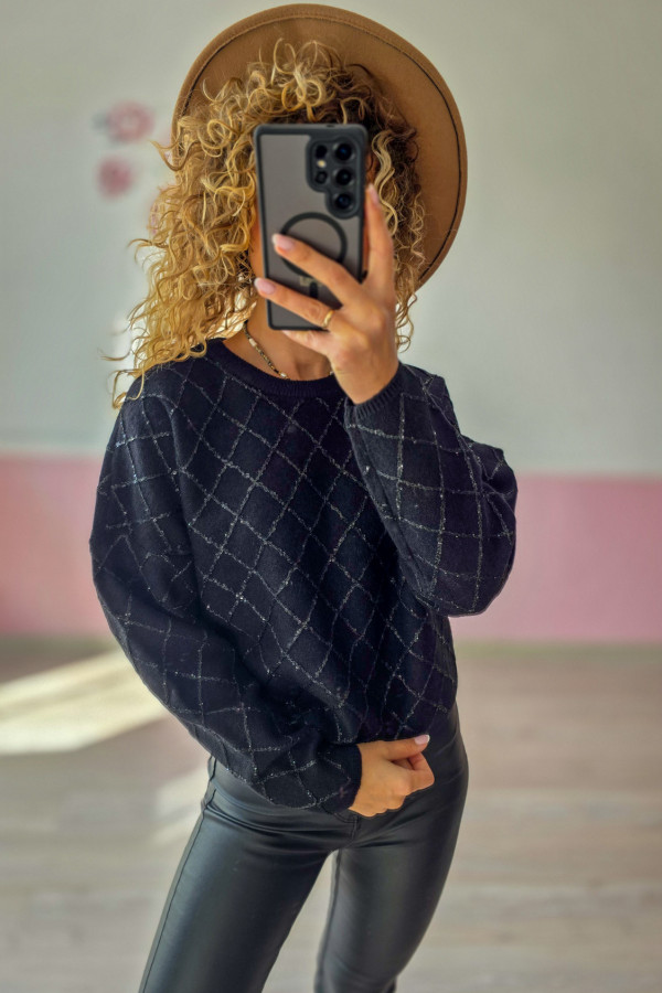 Czarny sweter damski w romby 1