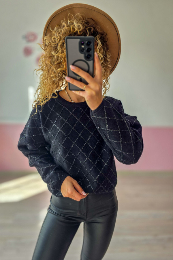 Czarny sweter damski w romby 2