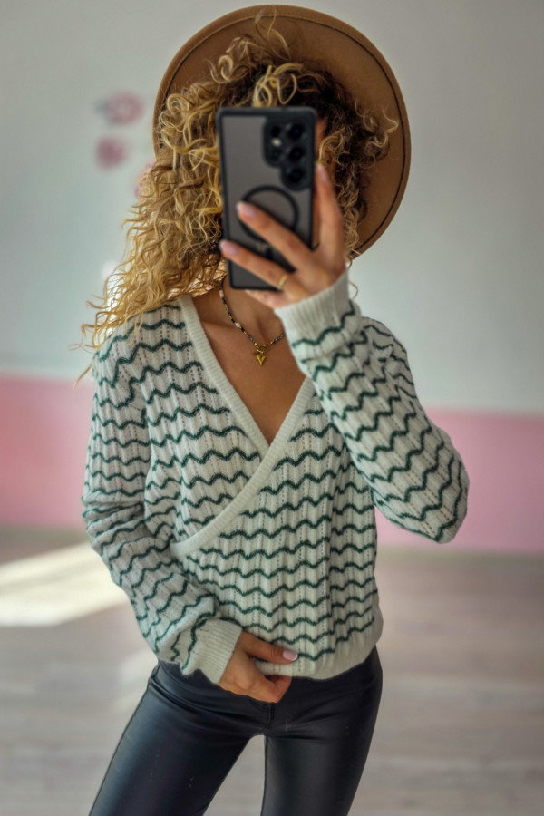 Sweter damski w zygzaki z dekoltem kopertowym