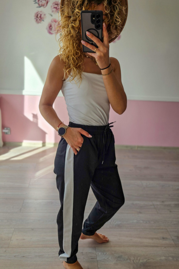 Czarne spodnie dresowe z lampasem – sportowa elegancja 1