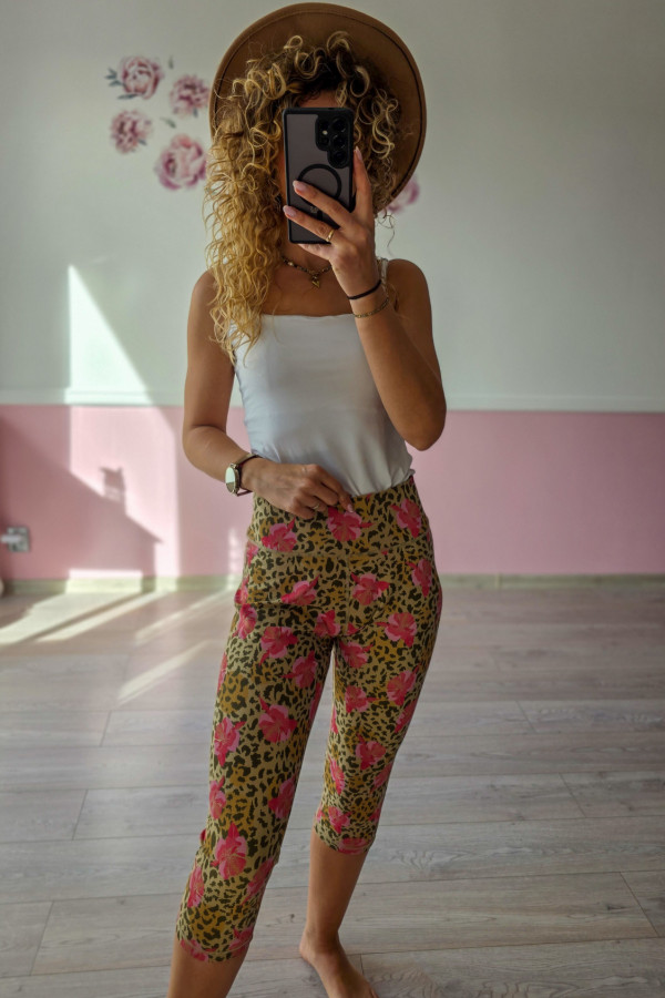 Legginsy w panterkę z kwiatowym wzorem – styl safari z nutą kobiecości