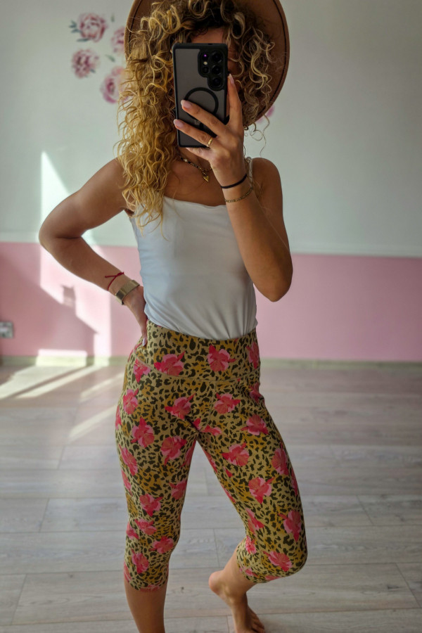 Legginsy w panterkę z kwiatowym wzorem – styl safari z nutą kobiecości 1