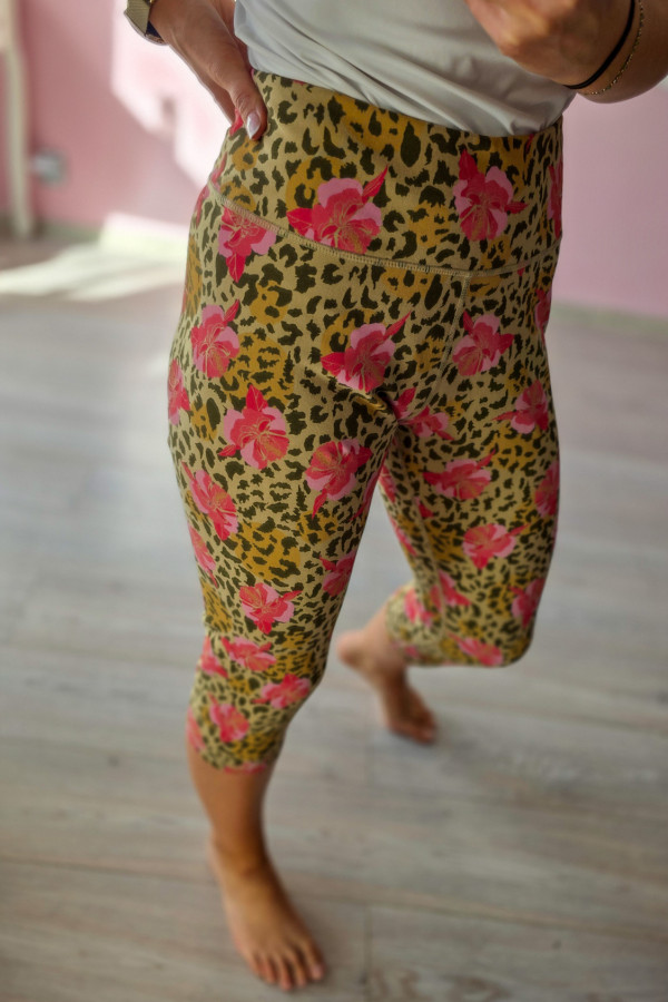 Legginsy w panterkę z kwiatowym wzorem – styl safari z nutą kobiecości 2