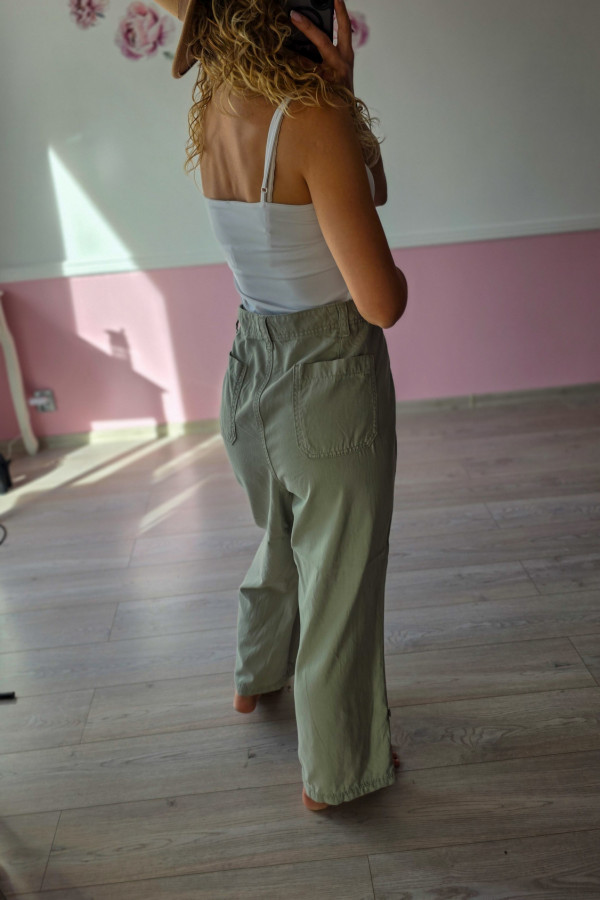 Zielone spodnie z szeroką nogawką – casualowa elegancja 3