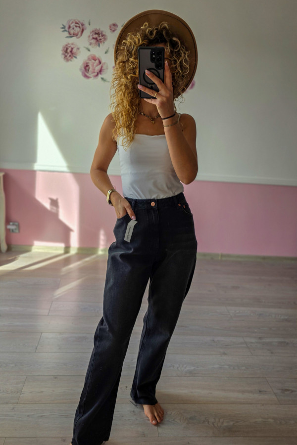 Czarne jeansy straight – klasyka w najlepszym wydaniu