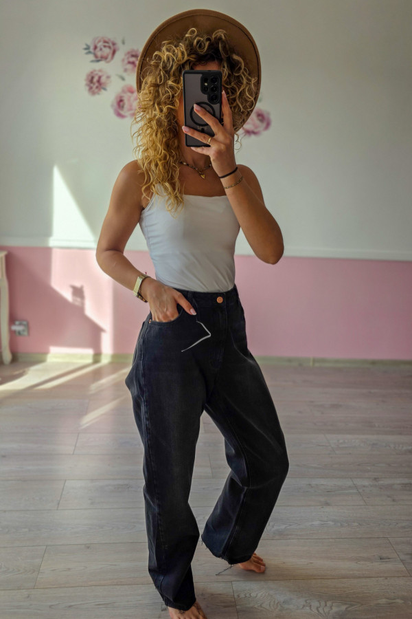 Czarne jeansy straight – klasyka w najlepszym wydaniu 1
